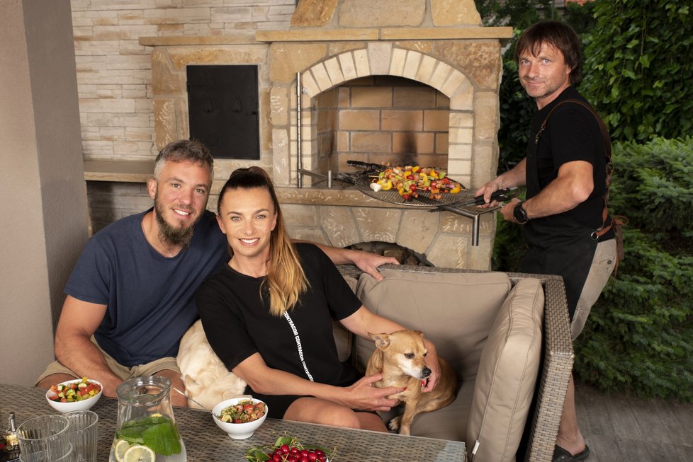 Alice Bendová s partnerem a kameníkem Tomášem Hrdinou ve své nové letní kuchyni.