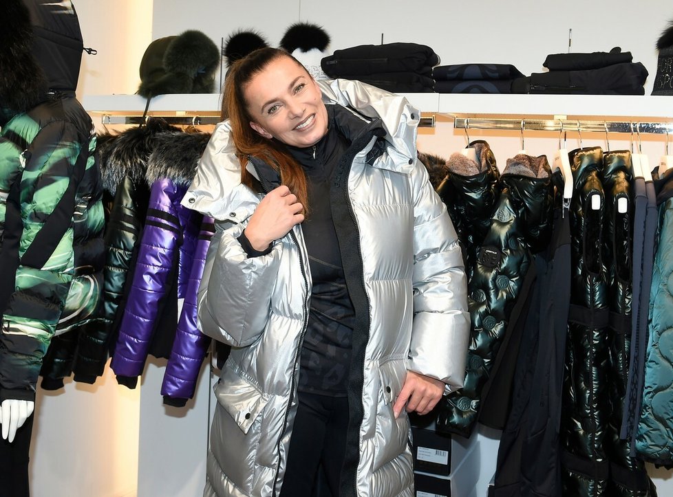 Alice Bendová si v obchodu Sportalm v centru Prahy vybírala nové oblečení na hory
