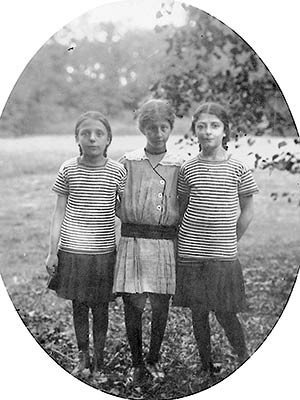 Alice (vpravo) se svými kamarádkami z dětství.
