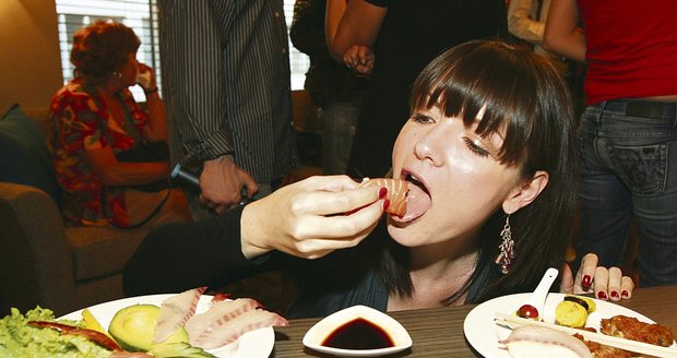 Žádnou dietu manželka rockera Petra Jandy nedrží, na křtu CD Petra Nagye si pochutnávala na sushi