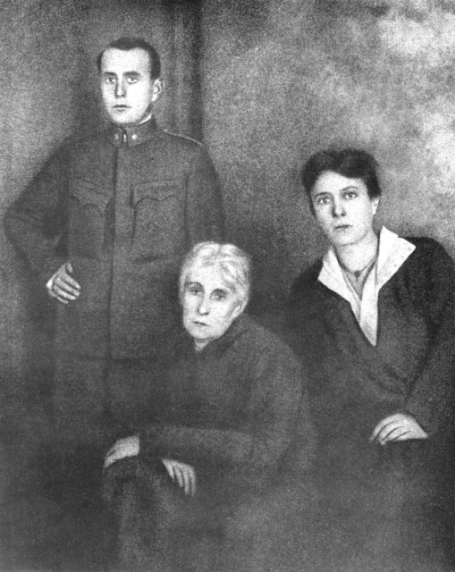 Rodina Tomáše Garrigua Masaryka za války v Praze. Na sn.zleva :Jan Masaryk.Charlotta Masaryková a Alice Masaryková.