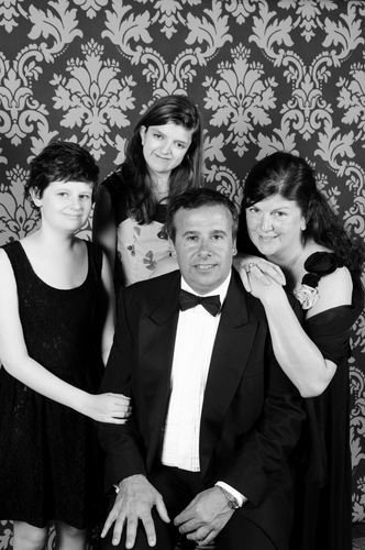 Rodinné foto - zleva Alice, Milly, otec Simon, matka Vicky