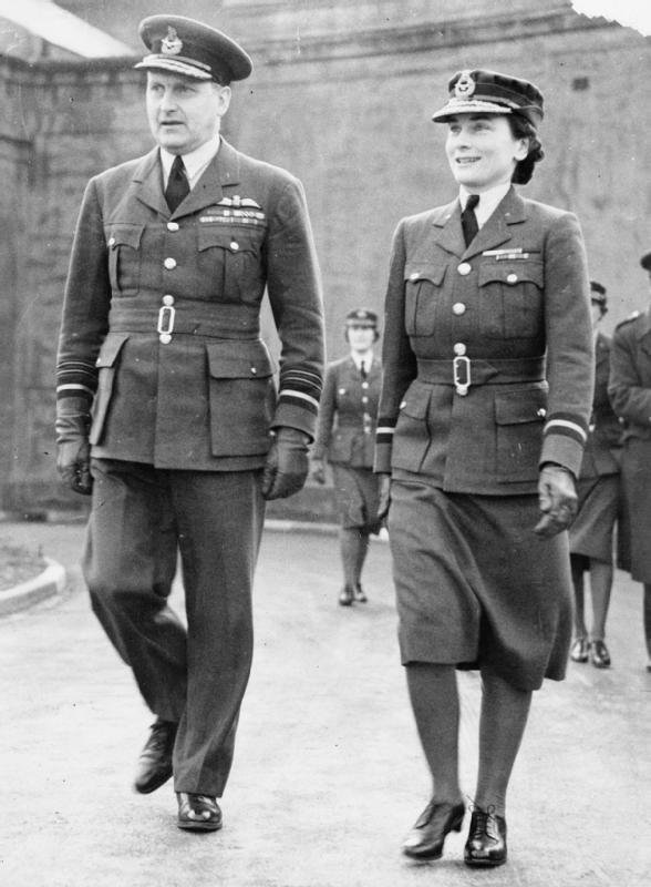 Alice, vévodkyně z Gloucesteru, a maršálem  W. Sholto Douglas za 2. světové války