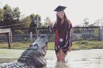 Studentka z Texasu se fotografovala se čtyřmetrovým aligátorem v oblečení na promoci.