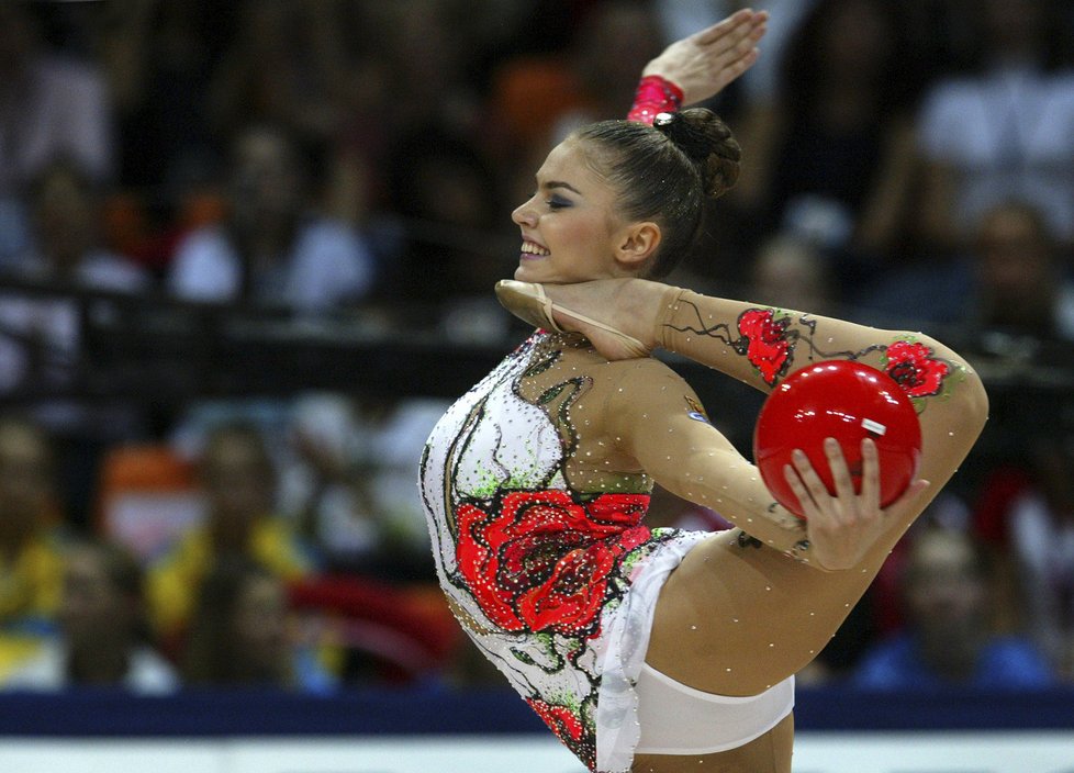 Alina Kabajevová je bývalá olympijská vítězka v moderní gymnastice.