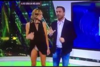 Trapas v televizním vysílání: Moderátorka omylem ukázala, co má pod sukní