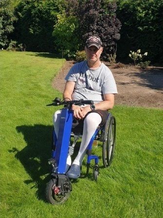 Jan Alinč může ovládat invalidní vozík.