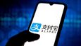 Spojené státy zakážou dalších osm čínských digitálních aplikací, včetně platební služby Alipay, která patří do koncernu miliardáře Jacka Ma.