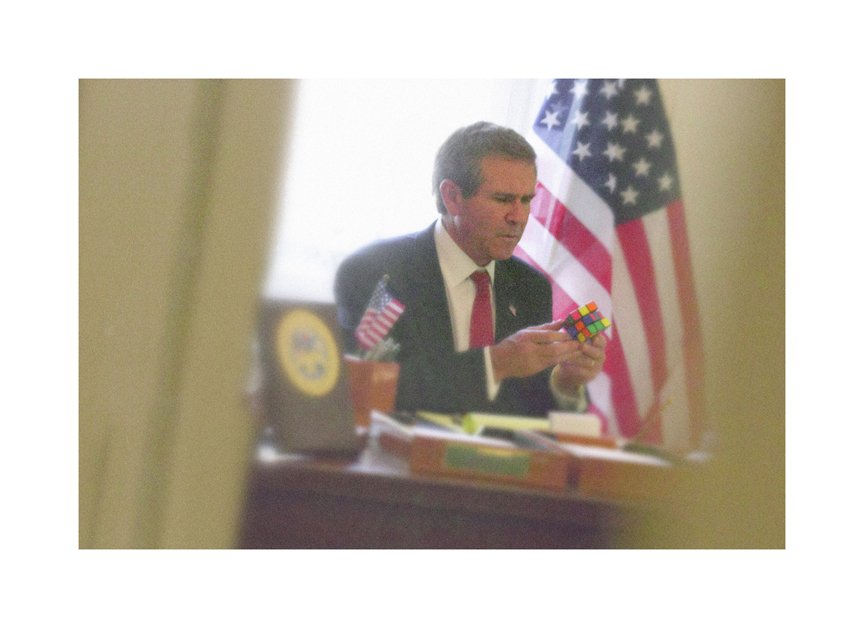 Fake: George Bush v Oválné pracovně zápasí s rubikovou kostkou.