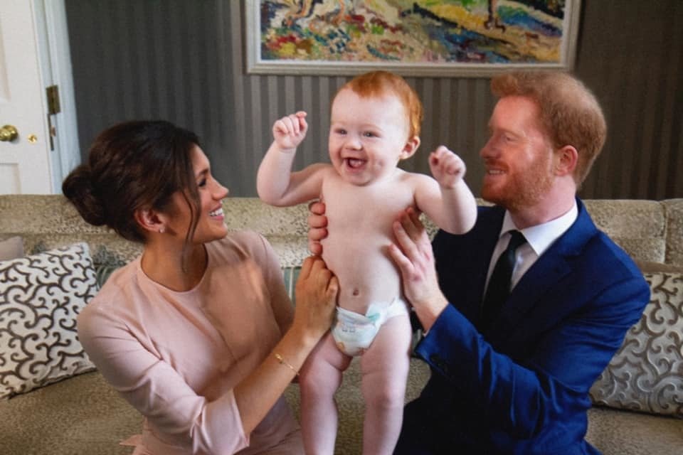 Meghan, Archie a Harry. Všichni fake.