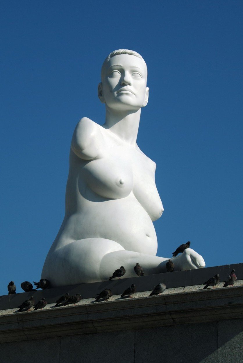 Mramorová socha Alison Lapperové, která byla vystavena na Trafalgarském náměstí.