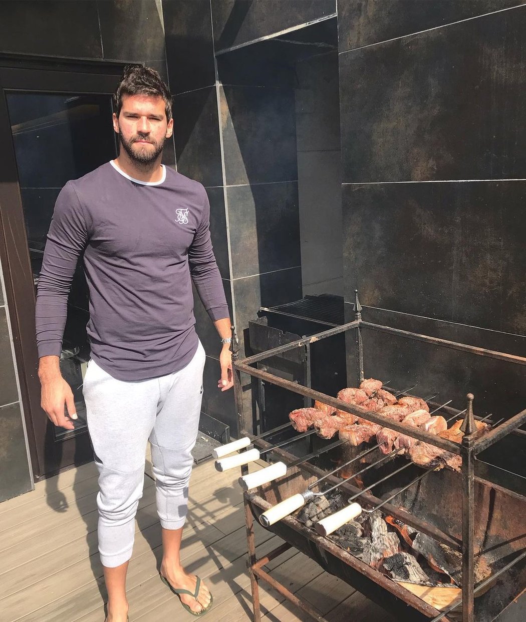 Brazilský gólman Alisson Becker