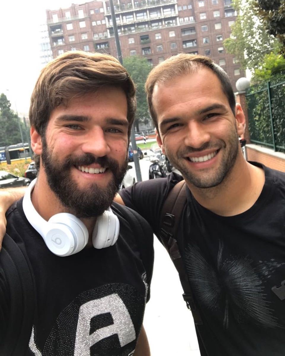 Brazilský gólman Alisson Becker s bratrem Murielem Gustavem