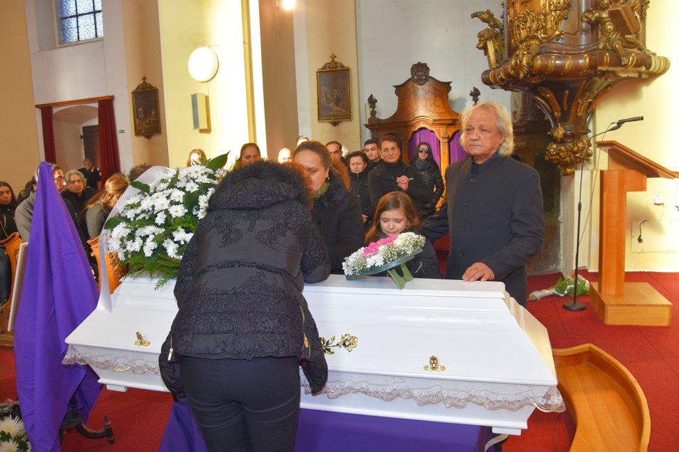 Pohřeb Květoslavy D. (+37) v listopadu 2018 v kostele v Rokycanech.