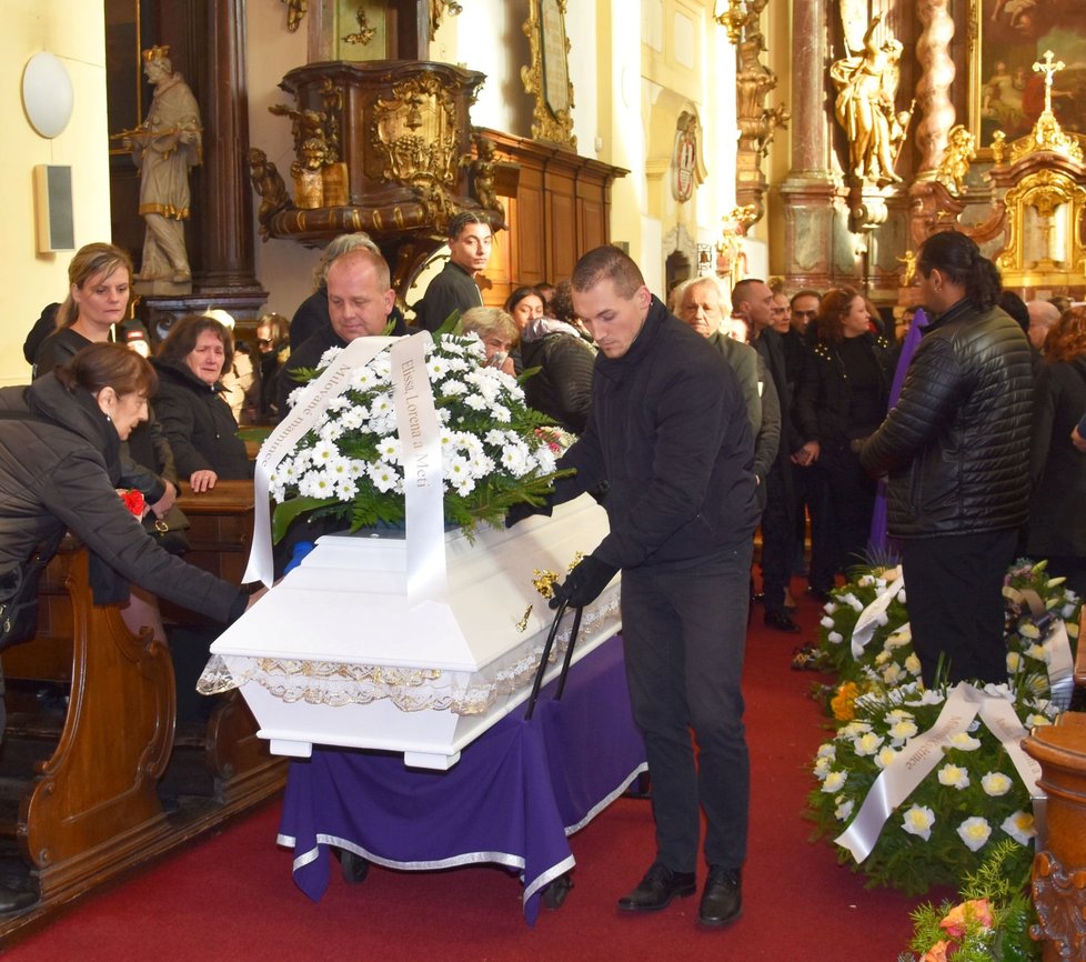Pohřeb Květoslavy D. (+37) v listopadu 2018 v kostele v Rokycanech.
