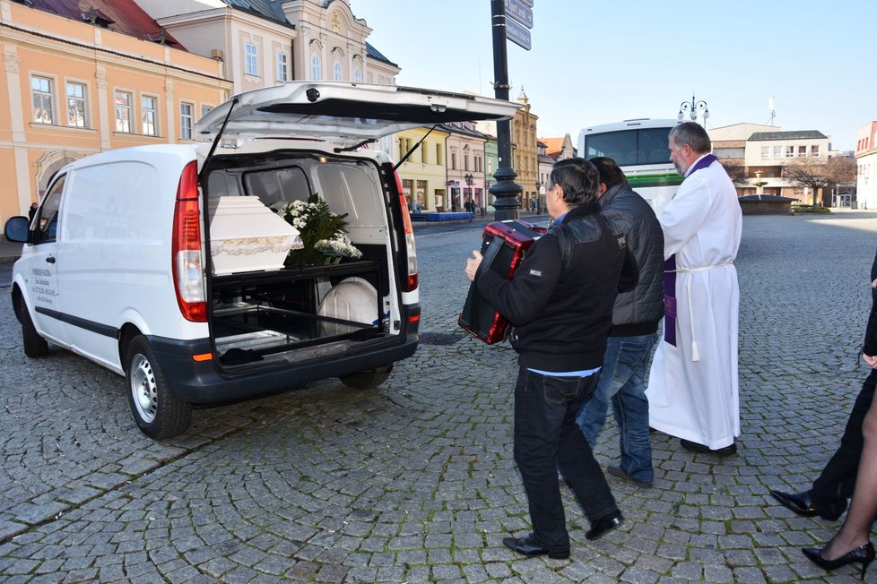 Pohřeb Květoslavy D. (+37) v listopadu 2018 v kostele v Rokycanech.