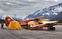 Paul se svými dvěma stroji na leteckém dni Fly In ve městě Valdez