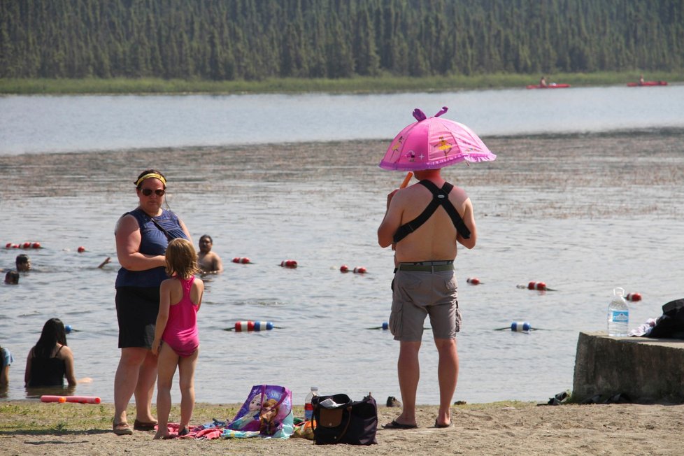 Meteorologové na několika místech Aljašky zaznamenali rekordní teploty. Na letišti v Anchorage, což je největší město tohoto amerického státu, ve čtvrtek odpoledne naměřili 32,22 stupně Celsia.