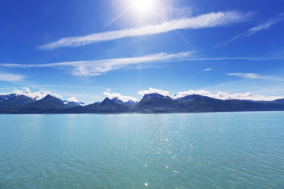 Meteorologové na několika místech Aljašky zaznamenali rekordní teploty. Na letišti v Anchorage, což je největší město tohoto amerického státu, ve čtvrtek odpoledne naměřili 32,22 stupně Celsia.