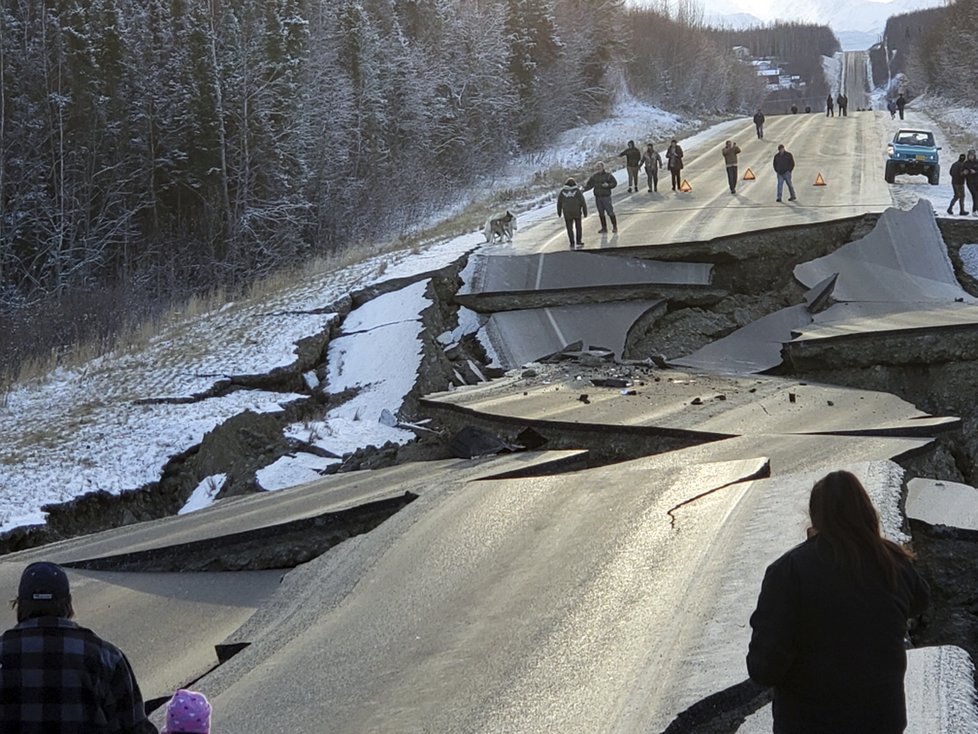 Aljaška se vzpamatovává ze zemětřesení, nejvíce to odnesly komunikace.