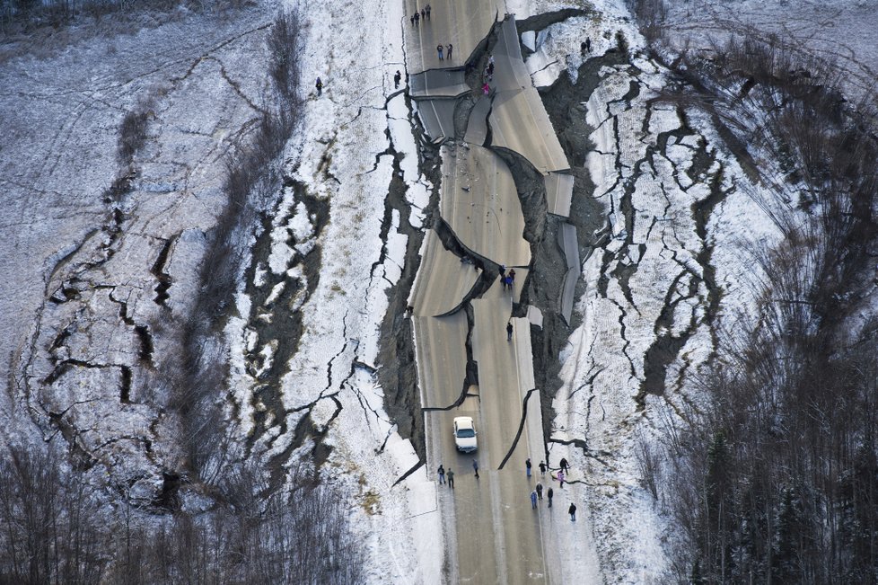 Aljaška se vzpamatovává ze zemětřesení, nejvíce to odnesly komunikace.