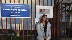 Marija Aljochinová přijela do Bělé pod Bezdězem na Mladoboleslavsku, aby si prohlédla detenční zařízení pro uprchlíky.