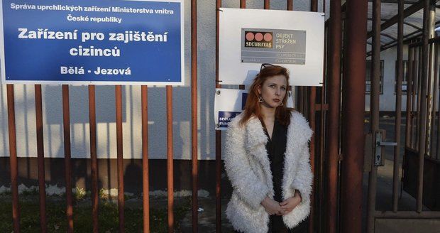 Marija Aljochinová přijela do Bělé pod Bezdězem na Mladoboleslavsku, aby si prohlédla detenční zařízení pro uprchlíky.