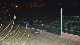 Opilý řidič skončil s autem na hřišti