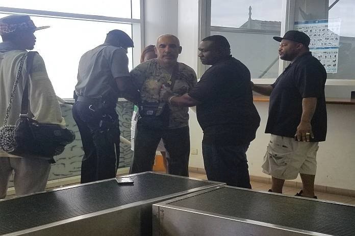 Alki David při zatčení v Karibiku.