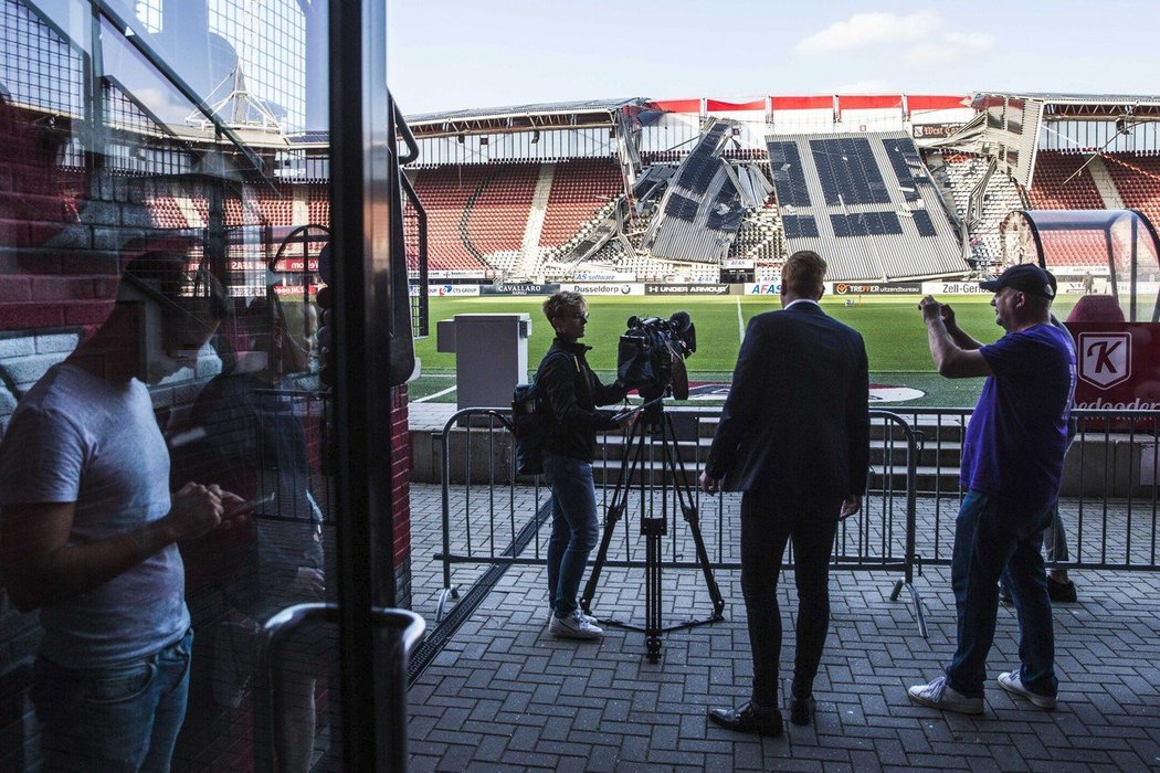 Nepříjemné starosti musí řešit vedení fotbalového klubu z Alkmaaru. Během fujavice se zřídila část střechy a tribuny.