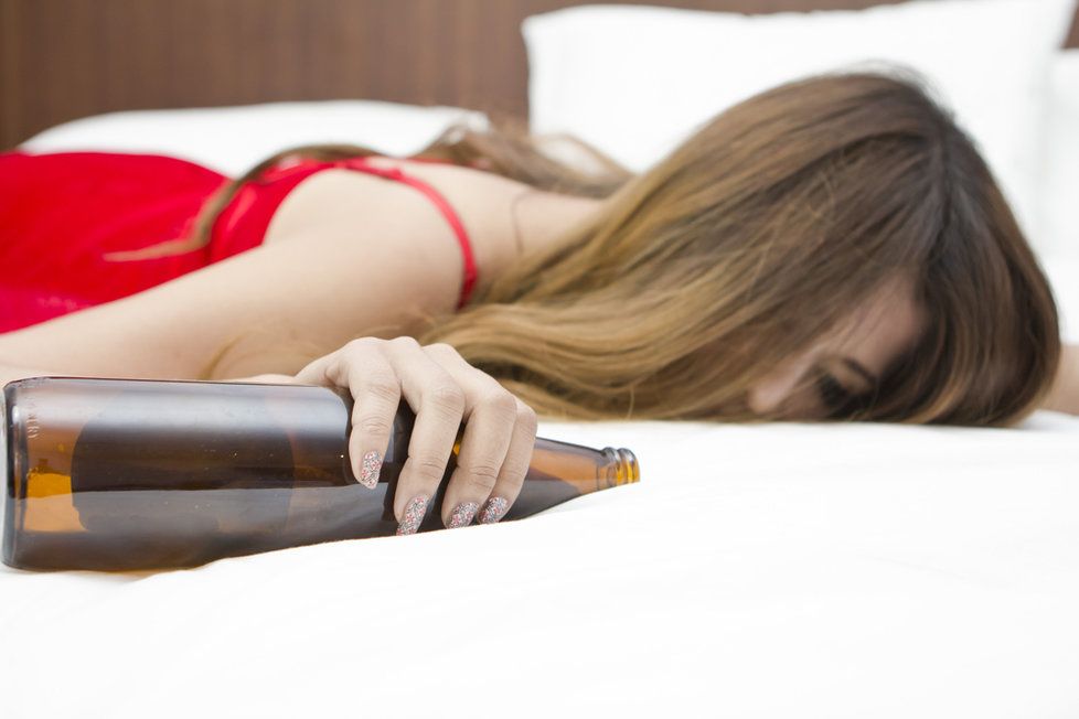 Každá desátá žena navíc pije alkohol způsobem, který může ohrozit její zdraví.