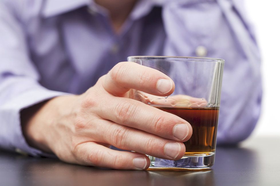 Češi kvůli pandemii tráví dny pod vlivem alkoholu a prášků více než dřív