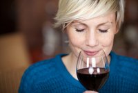 Expert tvrdí: láhev vína denně prý neškodí! Co na to čeští lékaři? 
