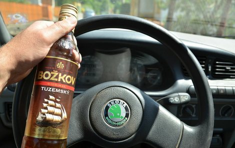 Kromě jiného můžete za alkohol za volantem přijít o řidičák až na rok a půl.