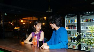 Romantika na ex: Proč se intimita hledá na dně skleničky alkoholu snadněji Romantika na ex: Proč se intimita hledá na dně skleničky alkoholu snadněji