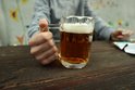 Dát si skleničku něčeho ostřejšího má v Česku silnou tradici. Jenže denně pije alkohol až desetina dospělých. A rizikově či škodlivě popíjí zhruba 1,3 milionu Čechů nad 15 let. Poslanci napříč stranami proto začínají řešit, co dělat dál.