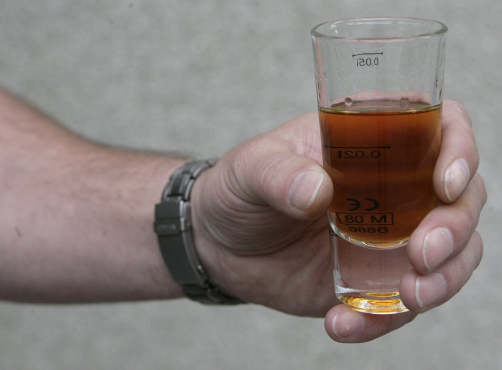 Poslanci chystají přísnější regulace u alkoholu. 