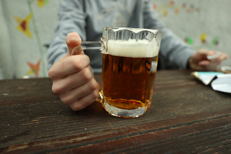 Poslanci chystají přísnější regulace u alkoholu. 