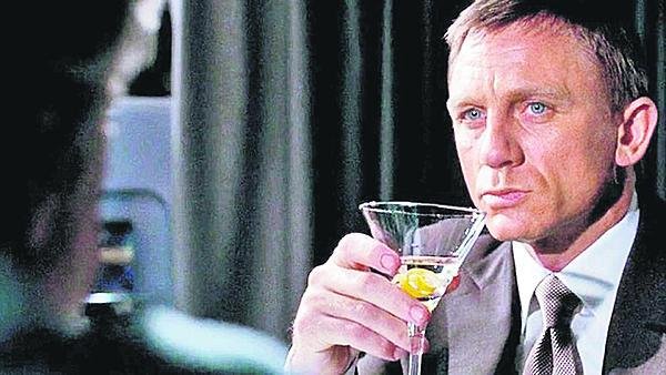 Bond: James Bond bez Martini, jako by nebyl! Na snímku agent 007 v podání Daniela Craiga.