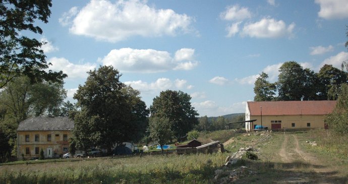 V budově v pravo byla ilegální stáčírna alkoholu. V domku vlevo Vietnamci bydleli.