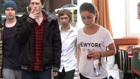 Severští studenti zahánějí kocovinu v Praze dalším alkoholem.