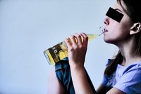 Prodal alkohol dítěti, dívka (13) se kvůli němu otrávila: Policie prodavače z Ostravy obvinila