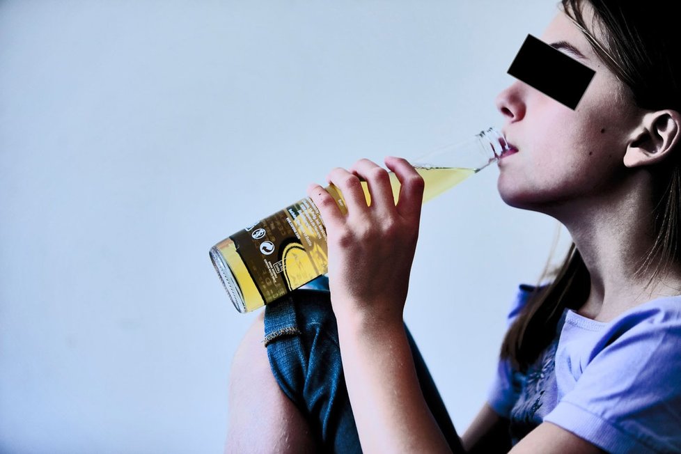 Alkohol v dětském a dospívajícím věku je netušený problém, který s sebou může nést vážné následky. (Ilustrační foto)
