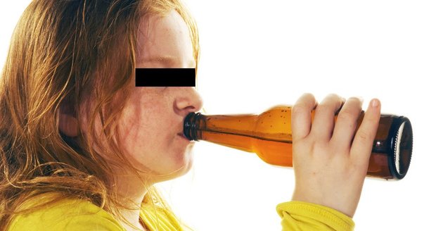 Alkohol v dětském a dospívajícím věku je netušený problém, který s sebou může nést vážné následky. (Ilustrační foto)