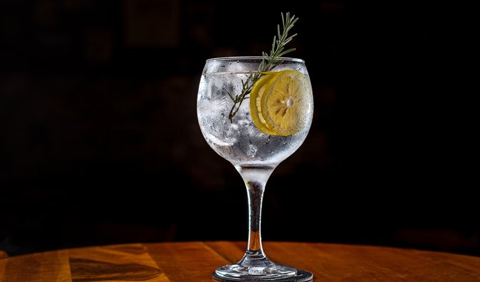 Královniným oblíbeným koktejlem byl gin s dubonnetem, citronem a ledem