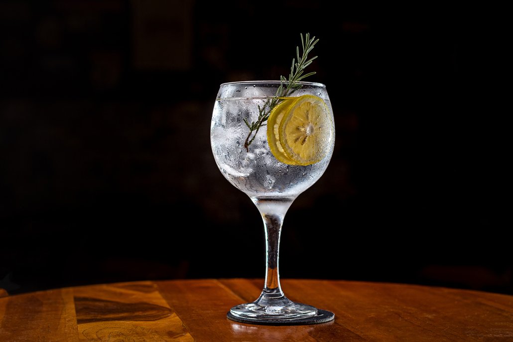 Královnin oblíbený koktejl byl gin s dubonnetem, citronem a ledem