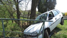 Mladý opilec v autě zboural, co se dalo: Šílenou jízdu zastavilo až zábradlí 