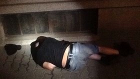 Tento muž si ustlal po opilecké jízdě na chodníku v centru Znojma. Skončil v nemocnici s podezřením na otravu alkoholem.