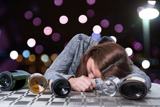 Mladí lidé pijí méně než jejich rodiče. Co je přesvědčilo?