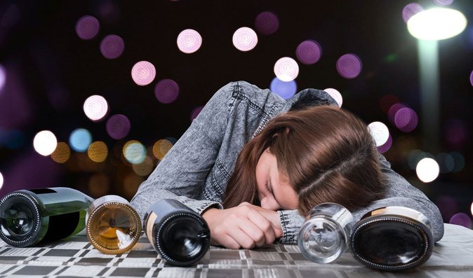 Mladí lidé pijí méně než jejich rodiče. Co je přesvědčilo?